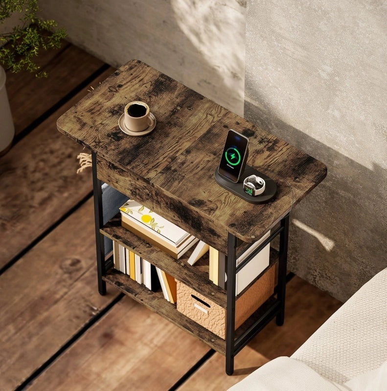 Tavolino Laterale con Prese e Porte USB, 2 Ripiani, 60x29,8x58,5 cm, Marrone Rustico