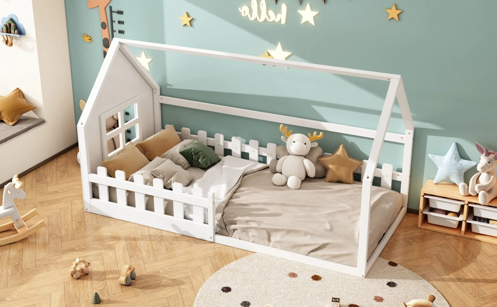 Letto per bambini a forma di casa 90 × 200 cm in pino e MDF bianco con rete a doghe da 7 elementi