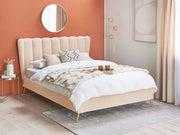 Letto in velluto beige rivestito con gambe in metallo dorato UE Dimensioni doppie 140 x 200 cm con testata con porta USB Camera da letto moderna e glam.