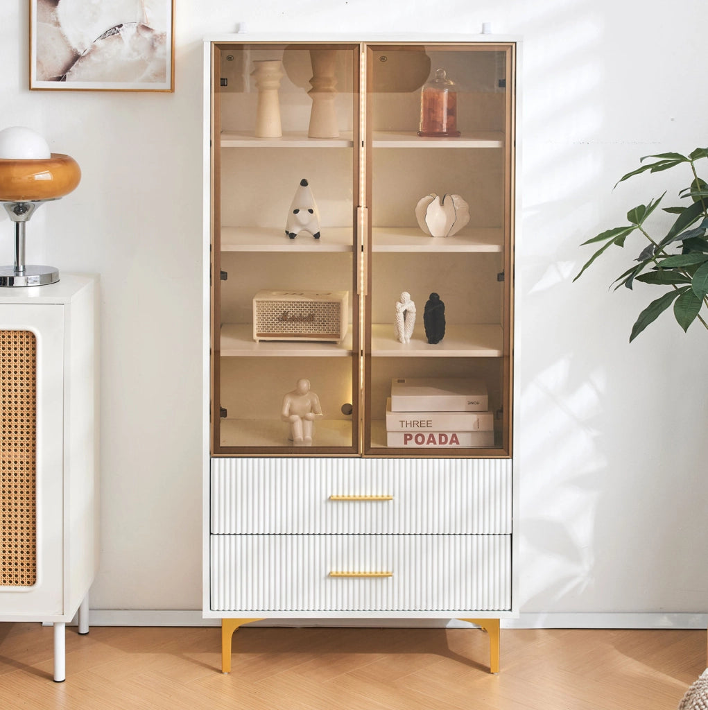 Vetrina elegante in bianco con ante in vetro tea, LED colorato e gambe dorate 70x35x150 cm