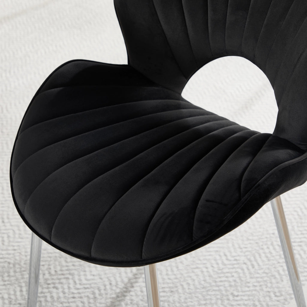 Sedia da pranzo in velluto nero con struttura in metallo, schienale curvo e design senza braccioli