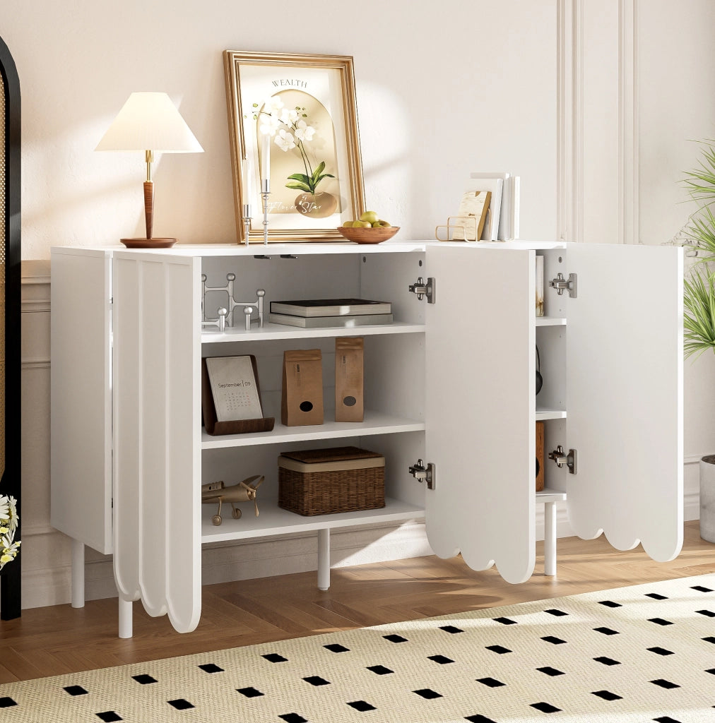 Credenza bianca moderna con porte ondulate e ante senza maniglie