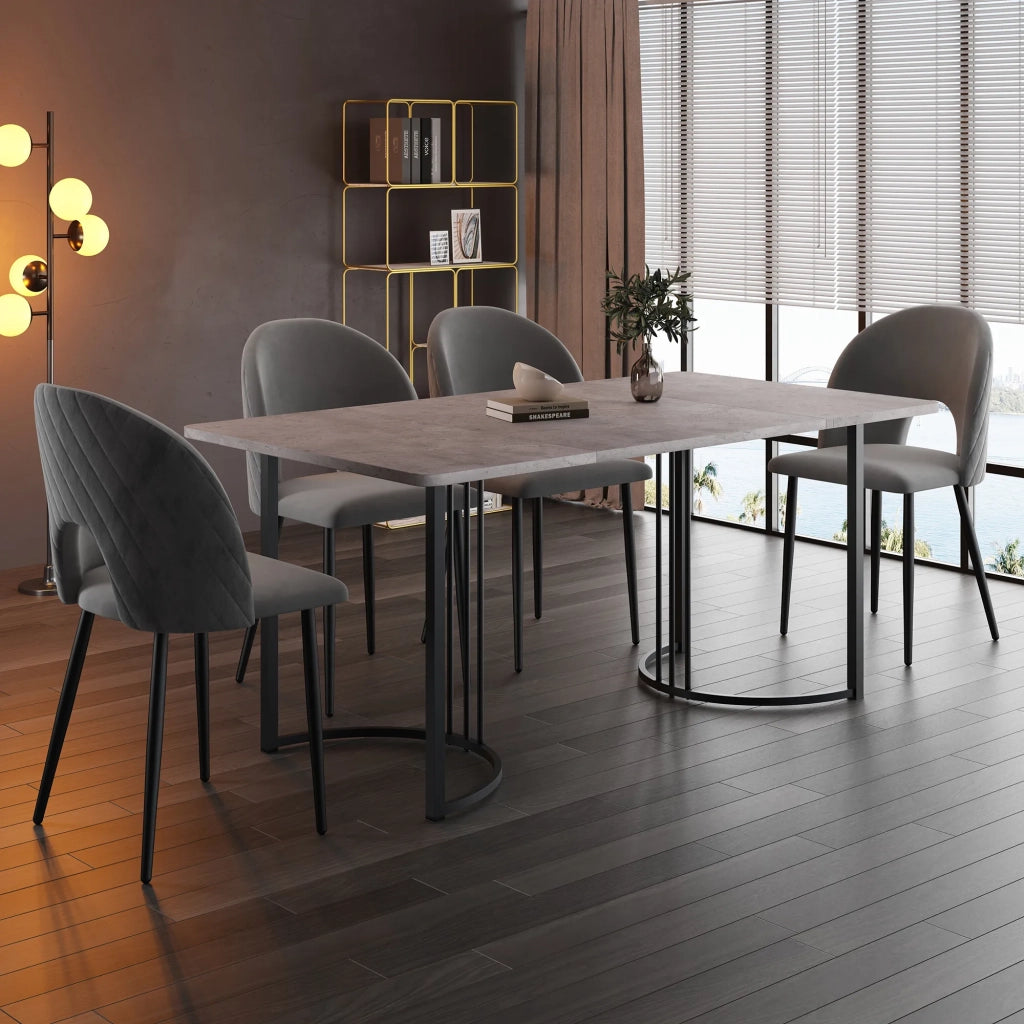Set tavolo da pranzo 140x80 cm con 4 sedie, piano MDF grigio, gambe nere. Sedie in velluto grigio con motivo a diamante e gambe regolabili