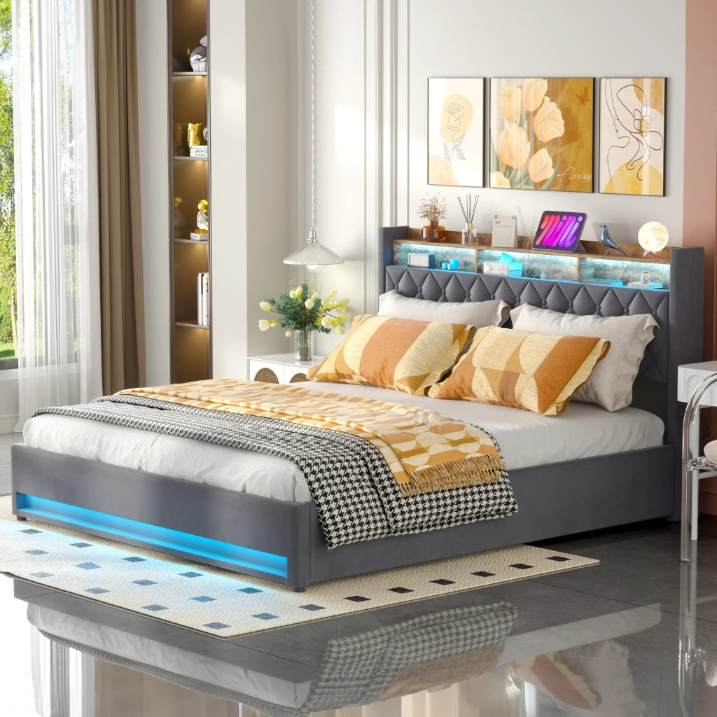 Letto contenitore 180x200 cm; LED RGB; porta USB; testiera imbottita; vano contenitore; mensola; velluto grigio; materasso escluso