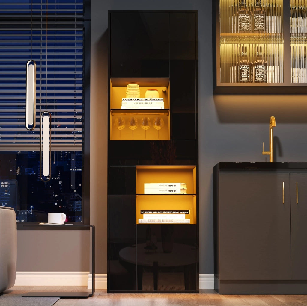 Vetrina alta 55x38x170 cm con LED; 1 cassetto e 4 vani chiusi; nera HOMVRA