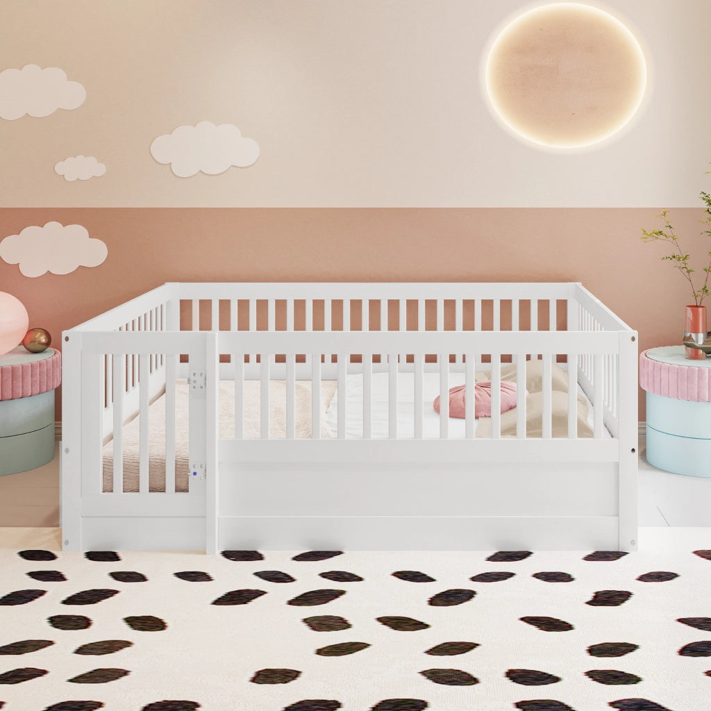 Letto per bambini basso 140 × 200 cm con barriera e porticina apribile, senza materasso, in legno bianco