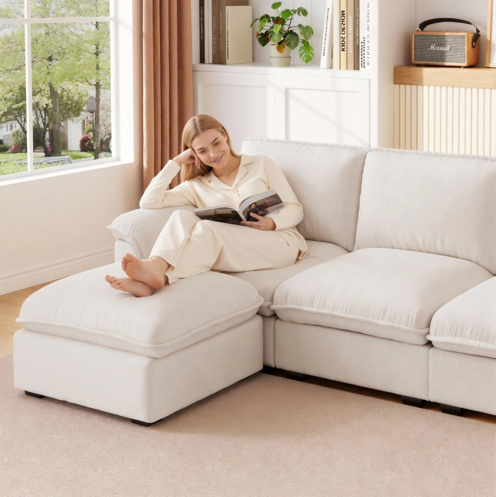 Divano modulare a L Cloud in tessuto chenille beige, 4 posti con pouf e braccioli