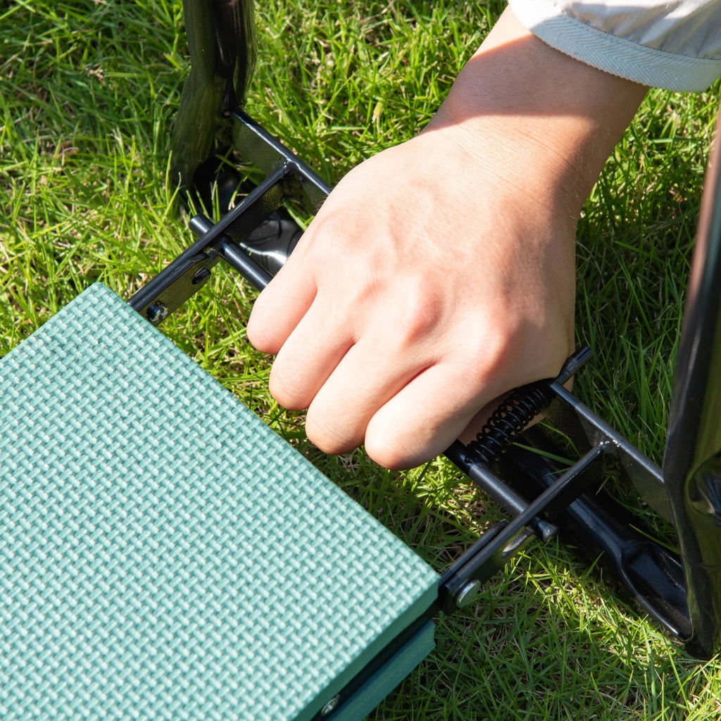 Panca inginocchiatoio da giardino pieghevole in acciaio nero con imbottitura in schiuma EVA e supporti per le braccia