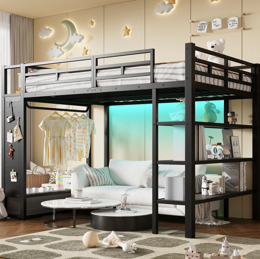 Letto a soppalco in metallo 140x200 nero con armadio aperto, ripiani, pannello forato e illuminazione LED