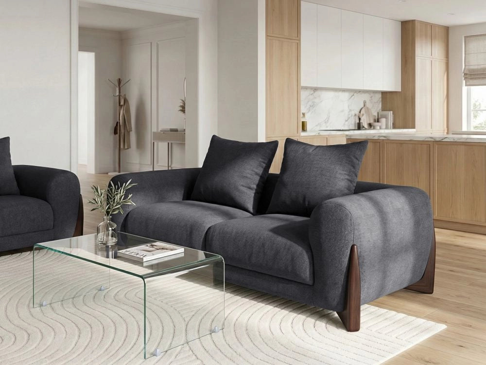 Divano a due posti con rivestimento in tessuto nero con braccioli e gambe in legno stile moderno