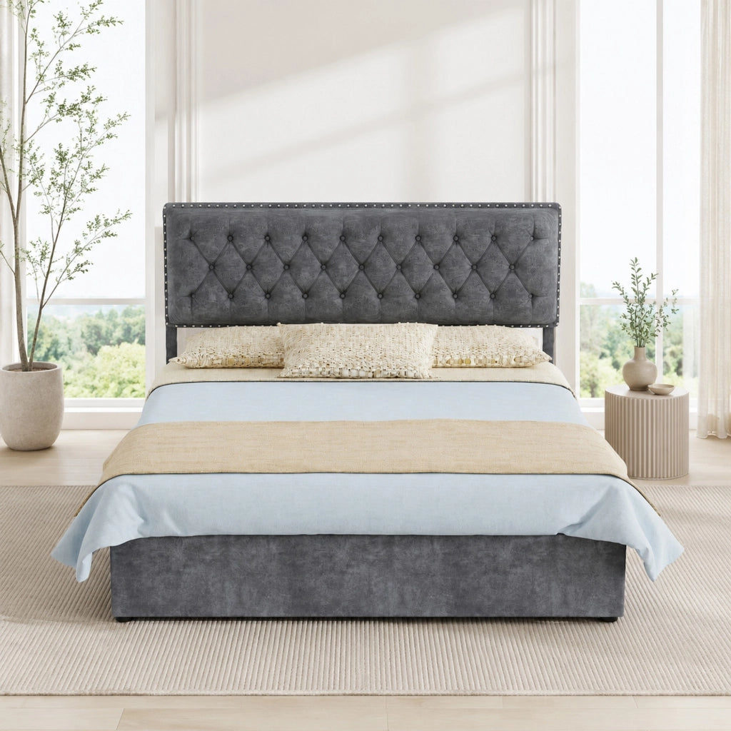 Letto 140 × 200 cm con testiera alta rivestito in velluto grigio con borchie e rete a doghe in legno