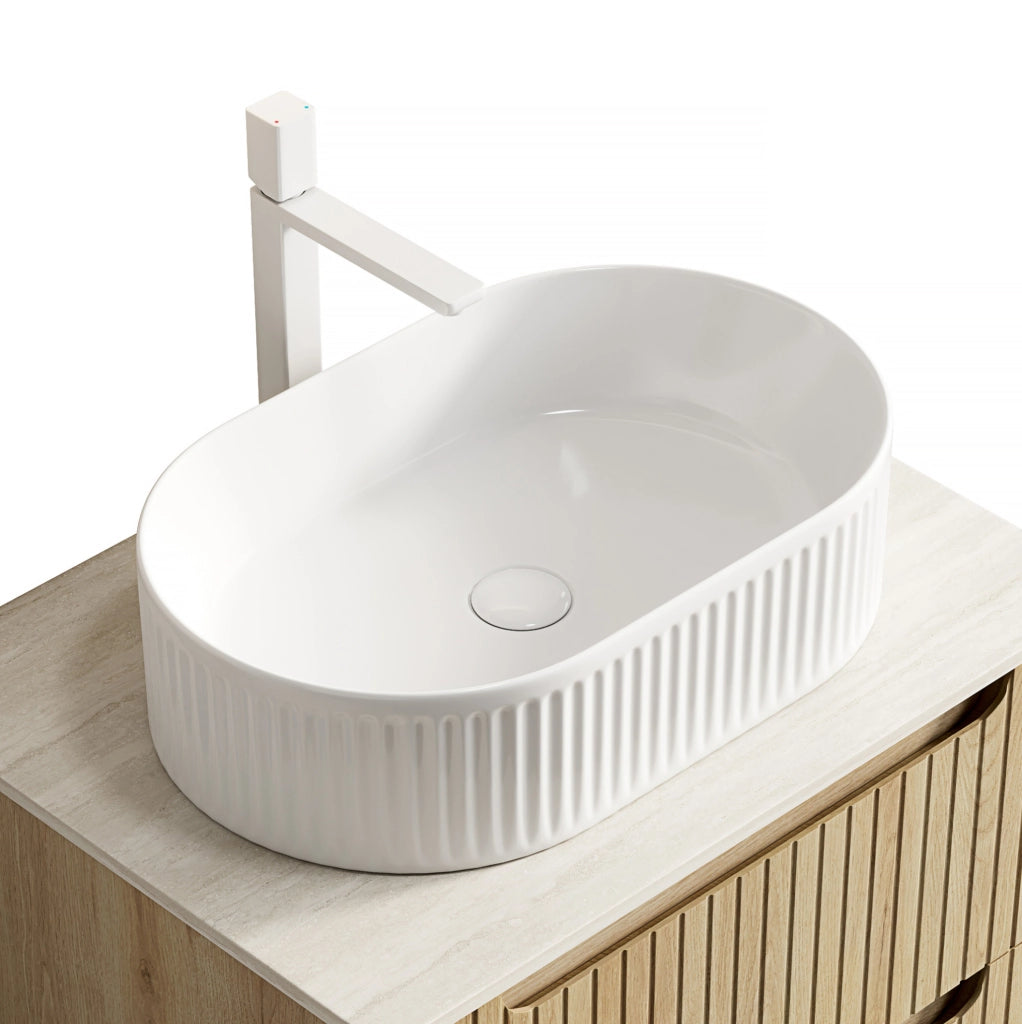 Lavabo da appoggio ovale in ceramica bianca con foro standard per rubinetto