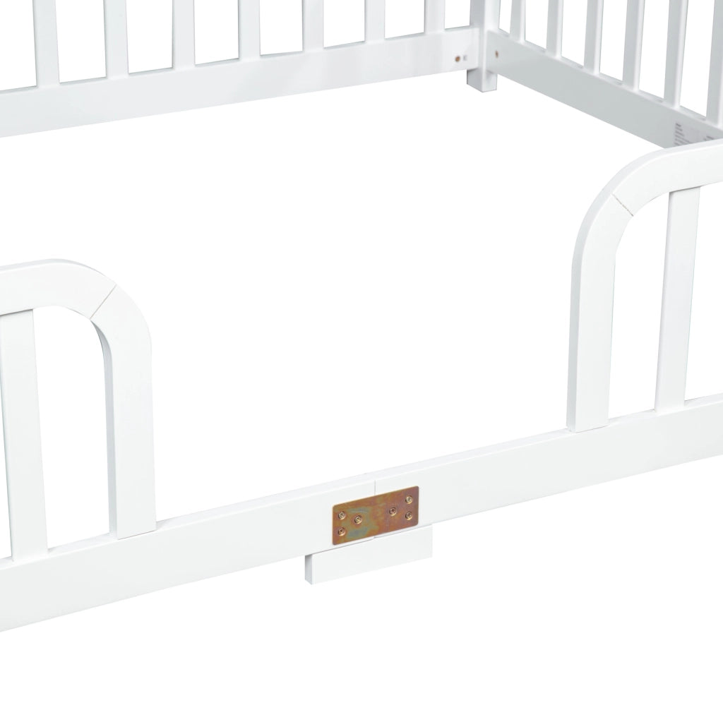 Letto a pavimento per bambini 140x200 cm con sponde in pino bianco HOMVRA
