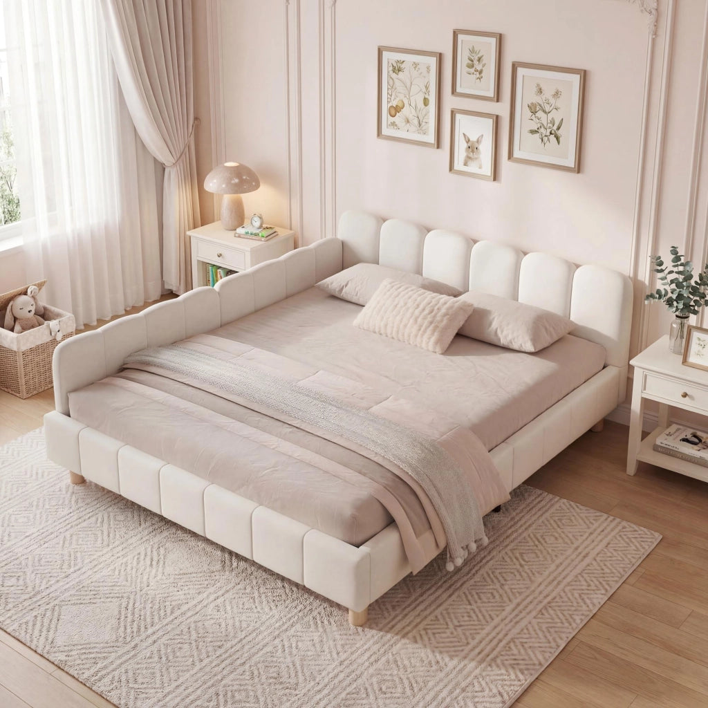 Letto per bambini in velluto beige con testiera inclinata; braccioli riposizionabili e tasche integrate