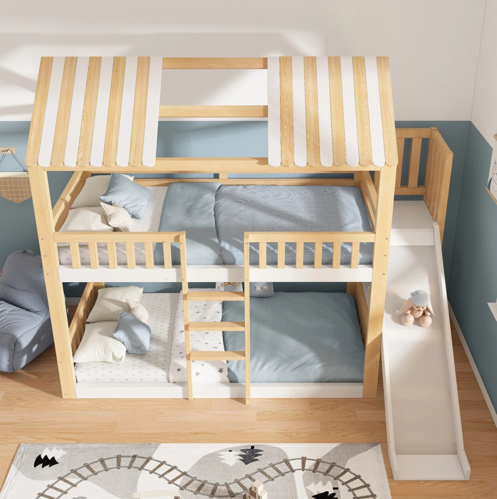 Letto a Castello per Bambini 90x200 cm in Legno con Tetto a Spiovente, Scivolo da 35 cm e Scaffale, Bianco e Naturale