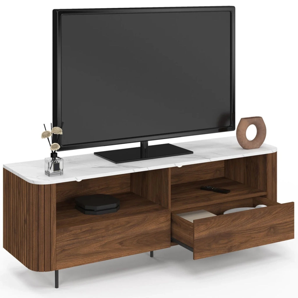 IDMarket - 140 cm MARLA mobile TV effetto doghe in noce con 2 cassetti e piano in marmo bianco ALASKA