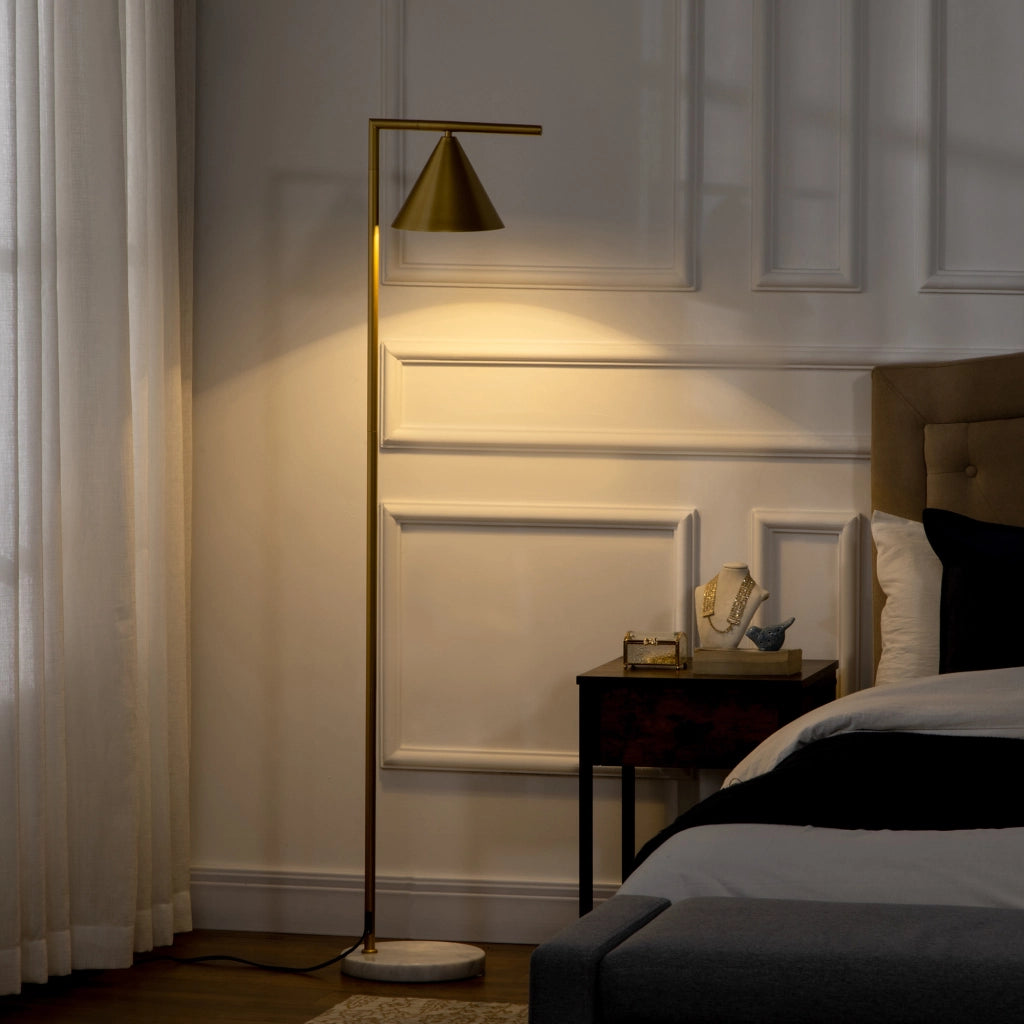 Lampada da terra orientabile con paralume conico e base in marmo ¨C Minimal ¨C dorato 35x26x153 cm