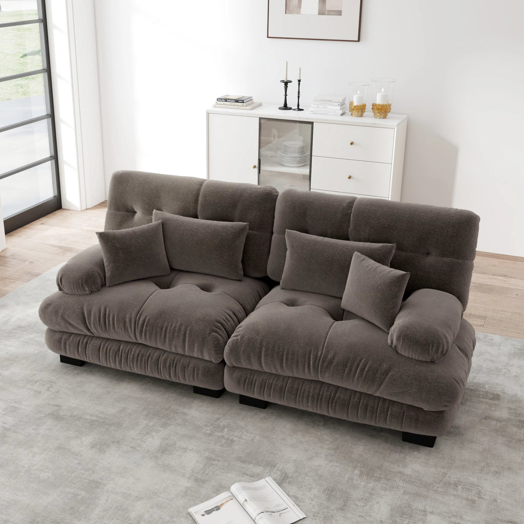 Divano angolare in chenille marrone con struttura in legno massello, 2 cuscini lombari e 2 cuscini decorativi