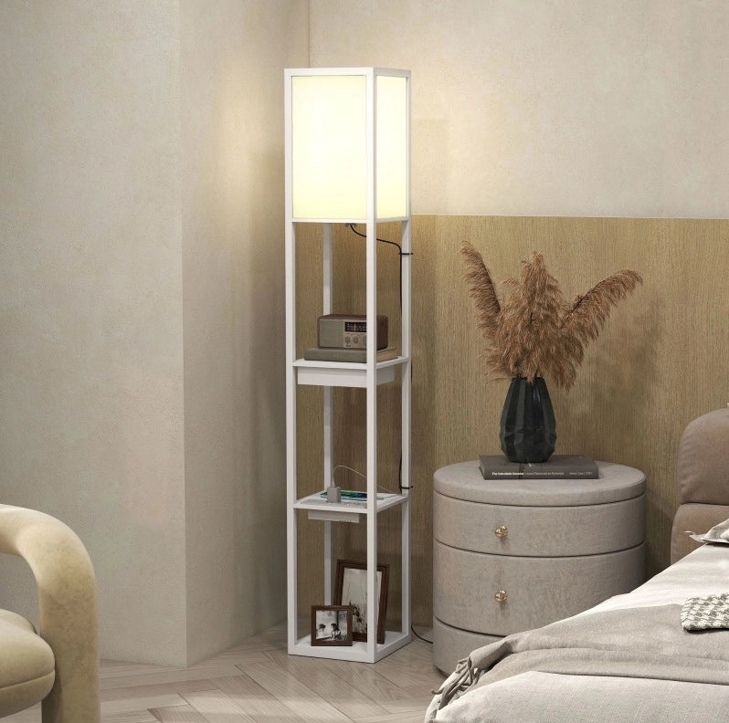 Lampada da terra ULEVR 26x26x159 cm con 3 ripiani, presa, USB-A e USB-C, bianca