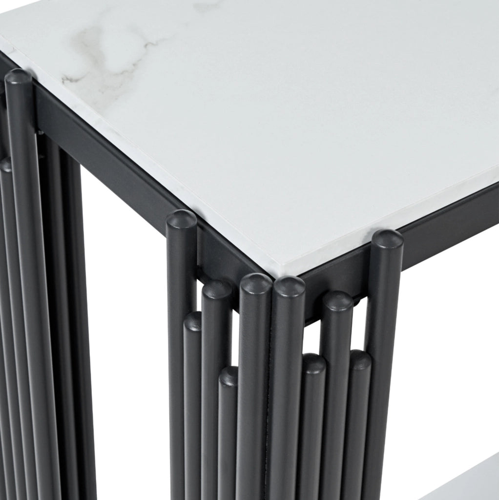Tavolo Consolle Moderno con 2 Ripiani, Effetto Marmo Bianco, Struttura in Metallo Nero, L123.5 x P33.5 x H80 cm