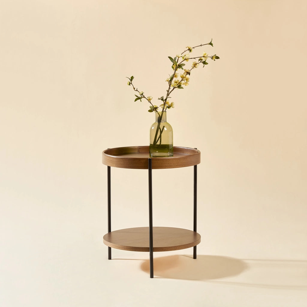 Tavolino basso fisso a due ripiani rotondi in legno e MDF color noce con struttura in ferro nero