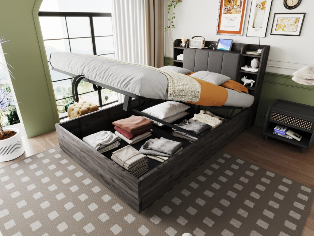 Letto contenitore 140 × 200 cm con testiera a ripiani MDF grigio prese USB e Type-C sollevamento idraulico