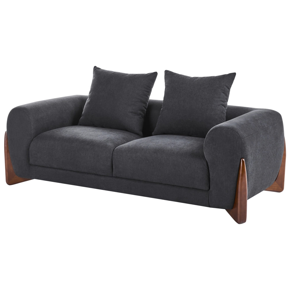 Divano a due posti con rivestimento in tessuto nero con braccioli e gambe in legno stile moderno