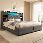 Letto imbottito grigio 140x200 cm con contenitore idraulico, illuminazione LED e porte di ricarica USB/Type-C, testiera con ripiani integrati