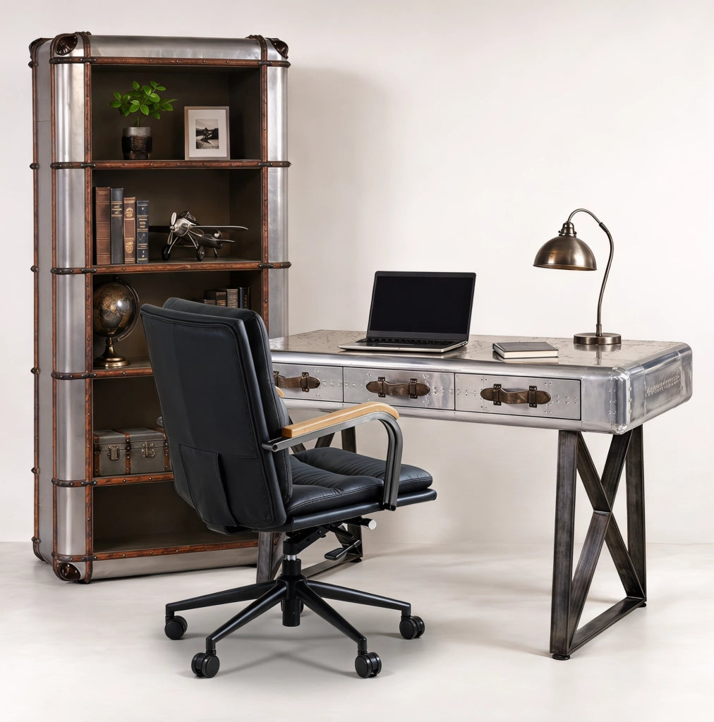Sedia da ufficio ergonomica in pelle nera con braccioli e ruote