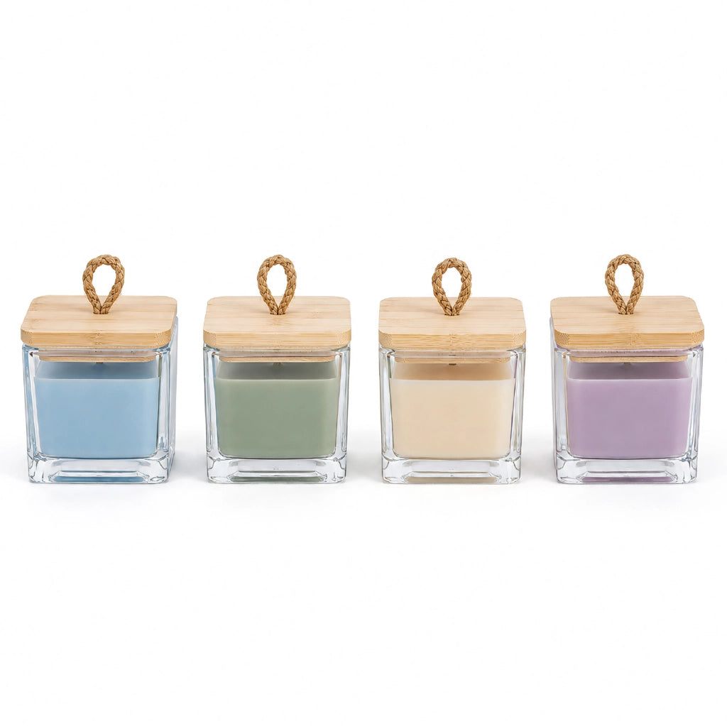 Set 4 Candele Profumate in Vasetto di Vetro con Coperchio in Bamboo, 4 x 12 Ore, Fragranze Assortite per Casa e Idea Regalo, Pioggia di Ginepro, Loto e Salvia Bianca, Patchouli e Vaniglia, Rosa e Anice Secchi