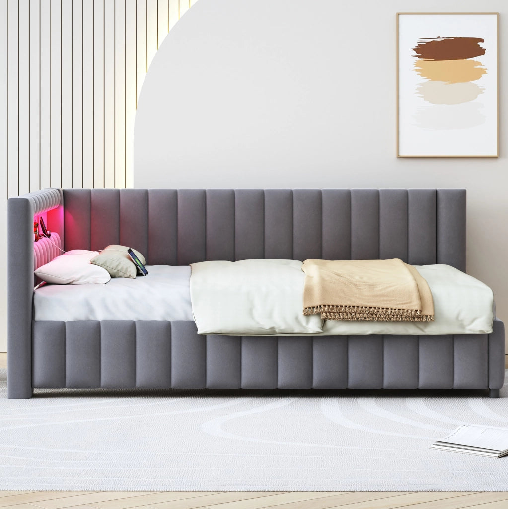 Divano Letto Imbottito in Velluto Grigio 140x200 cm con LED, USB e Schienale L-Shape