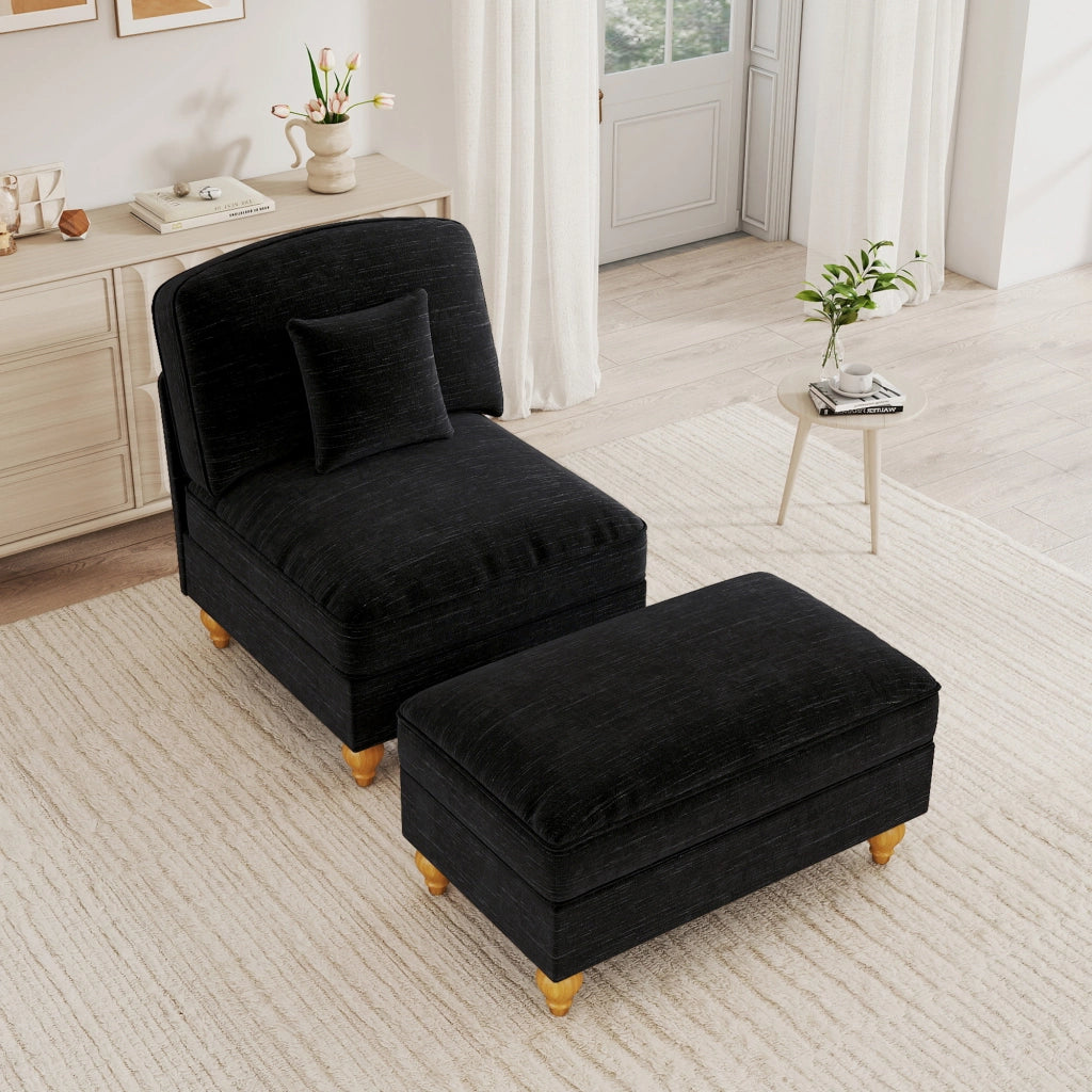 Poltrona lounge con poggiapiedi mobile in ciniglia nera; gonna con volant rimovibile e gambe a fuso