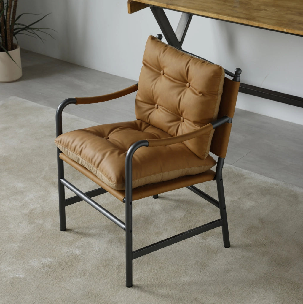 Sedia Accent in Stile Mid Century Modern con Rivestimento in Pelle e Struttura in Metallo Nero