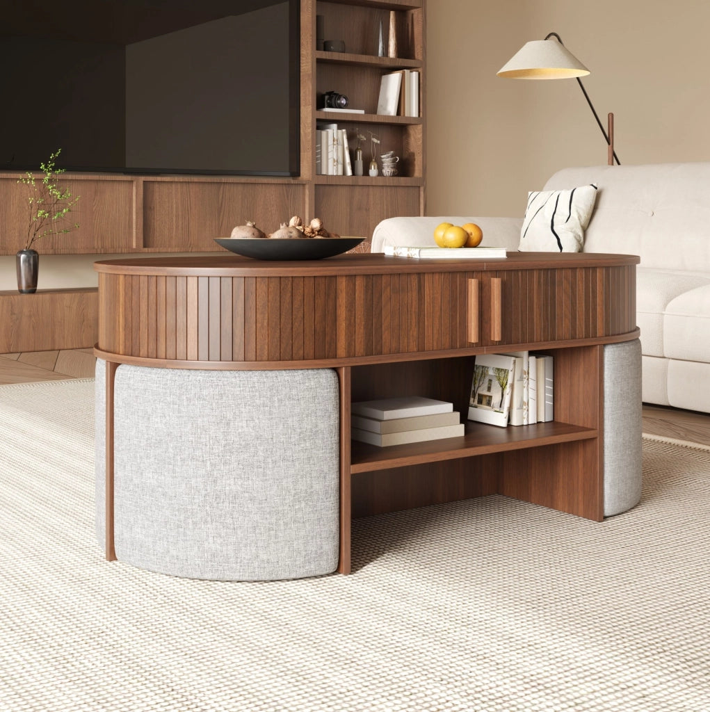 Tavolino da salotto ovale con ante scorrevoli, rivestimento a scanalature verticali e pouf in tessuto, struttura in truciolato e MDF, color noce