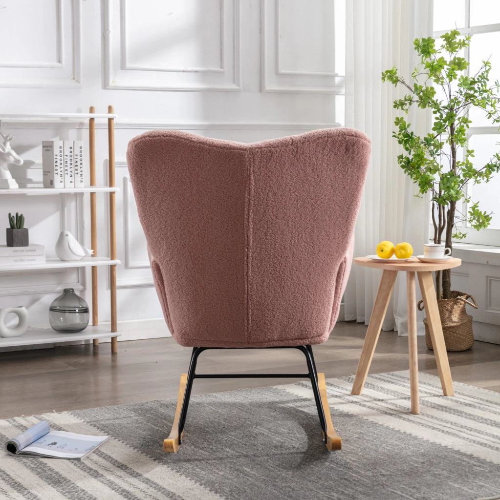 Poltrona a dondolo rosa in tessuto teddy con schienale alto