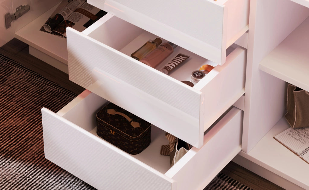 Sideboard bianco lucido con 2 ante, 3 cassetti e illuminazione LED controllabile via app, 81x140x39 cm