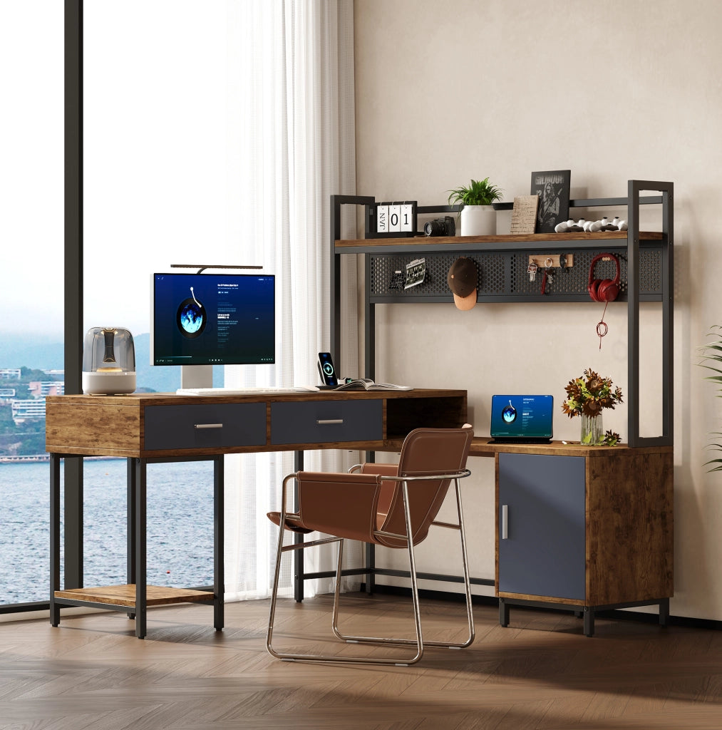 Scrivania angolare 140x140x135 cm in stile industriale con struttura in acciaio e MDF, finitura nero e legno, con cassetti e armadietto a porta singola