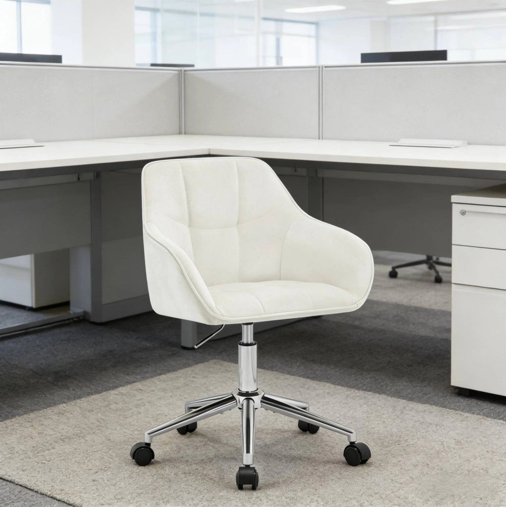 Sedia da ufficio ergonomica in velluto crema con braccioli e ruote