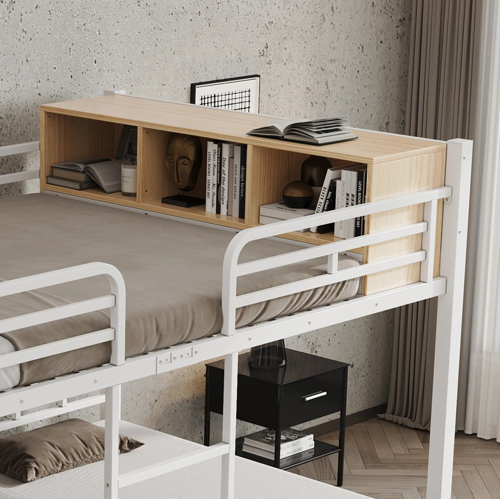 Letto a castello in metallo bianco 140x200/90x200 cm con 3 posti letto, scaffale aperto e portascarpe
