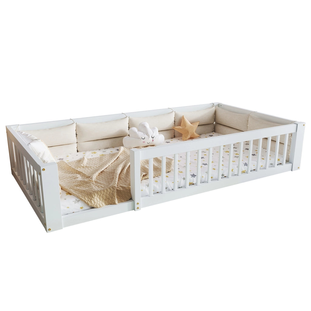 Letto a piattaforma 90x200 cm con sponde e cuscini; bianco; in pino massello e MDF
