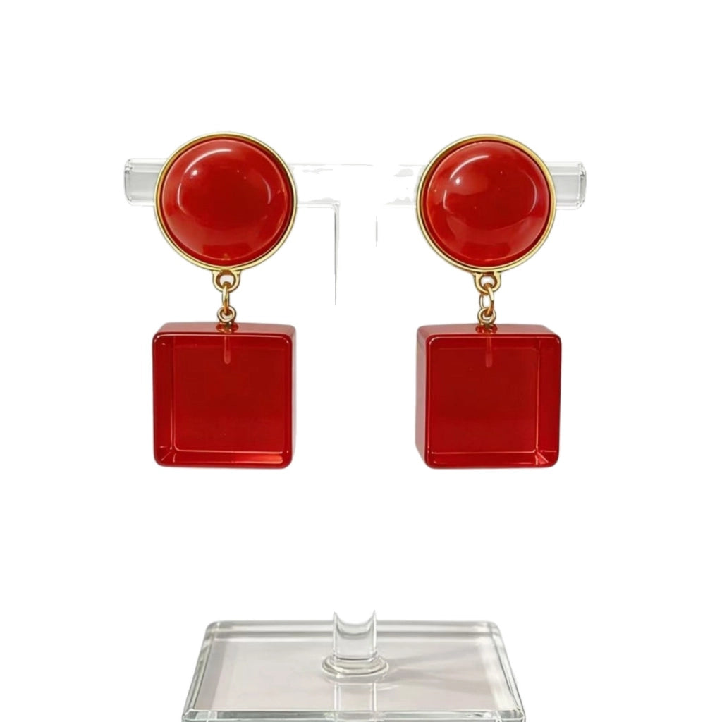 Orecchini francesi retr¨° a forma di cubo di Rubik rosso con blocchi colorati, stile vintage.