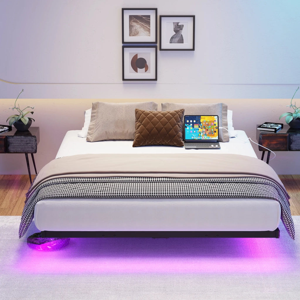 Letto sospeso 120x200 cm in metallo nero con doghe, illuminazione LED e stazione di ricarica. Struttura robusta e stabile, montaggio facile.