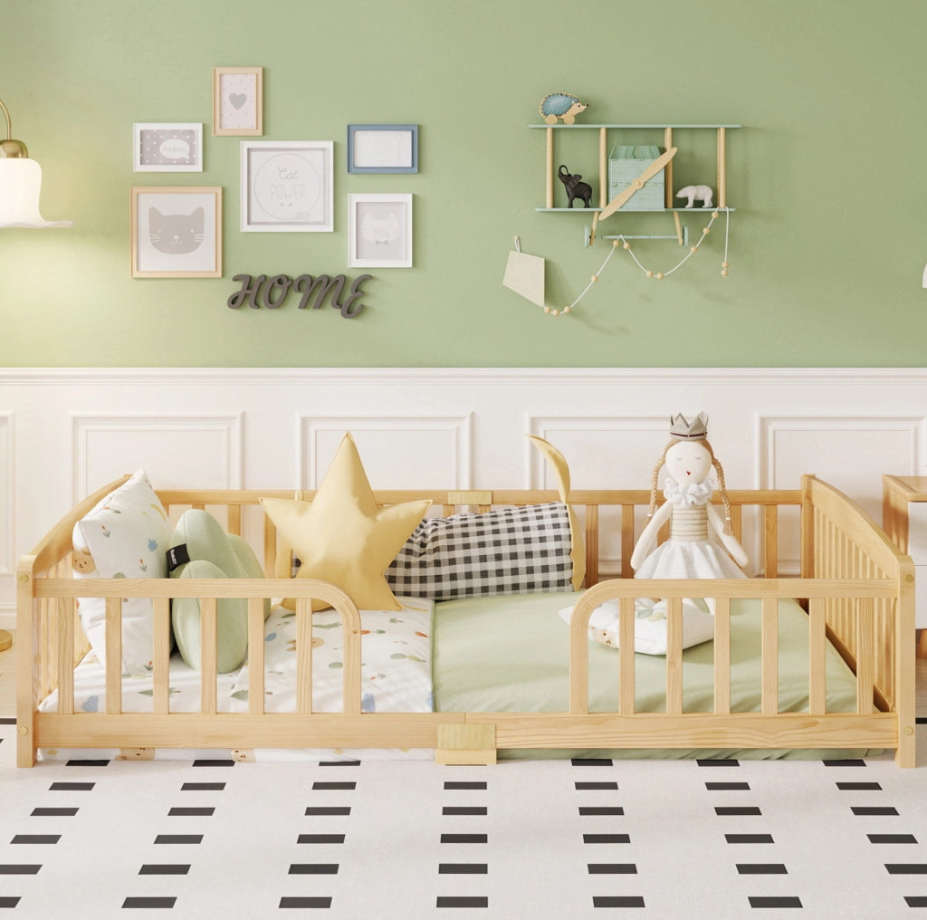 Letto a pavimento 140x200 cm con sponde e accesso centrale in legno colore naturale