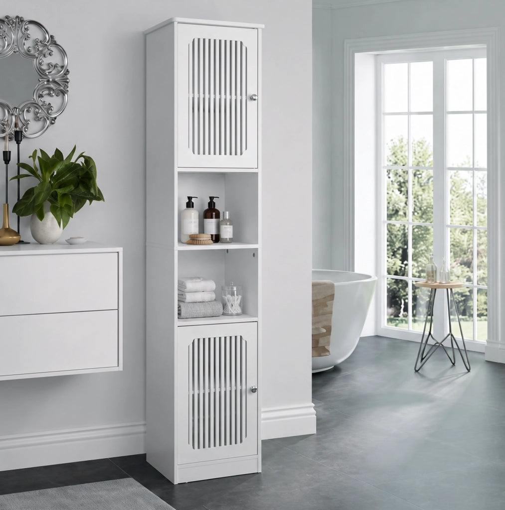 Colonna bagno bianca con ante a lamelle e ripiani regolabili