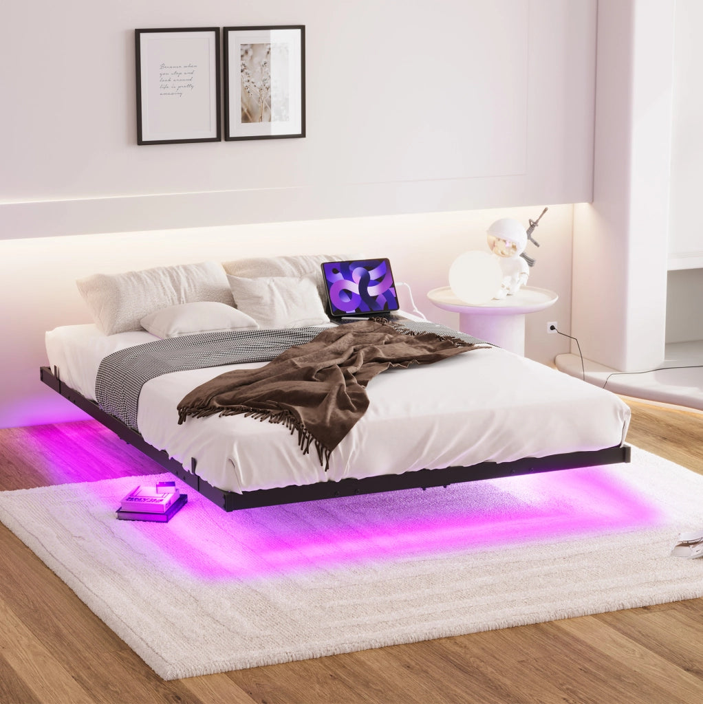 Letto con struttura sospesa 140x200 cm in metallo con illuminazione LED e stazione di ricarica integrata, telaio robusto con rete a doghe, colore nero