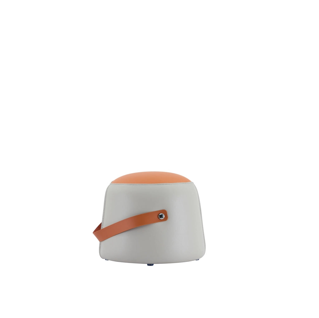 Pouf moderno imbottito con rivestimento in ecopelle grigio e arancione con maniglia in ecopelle marrone