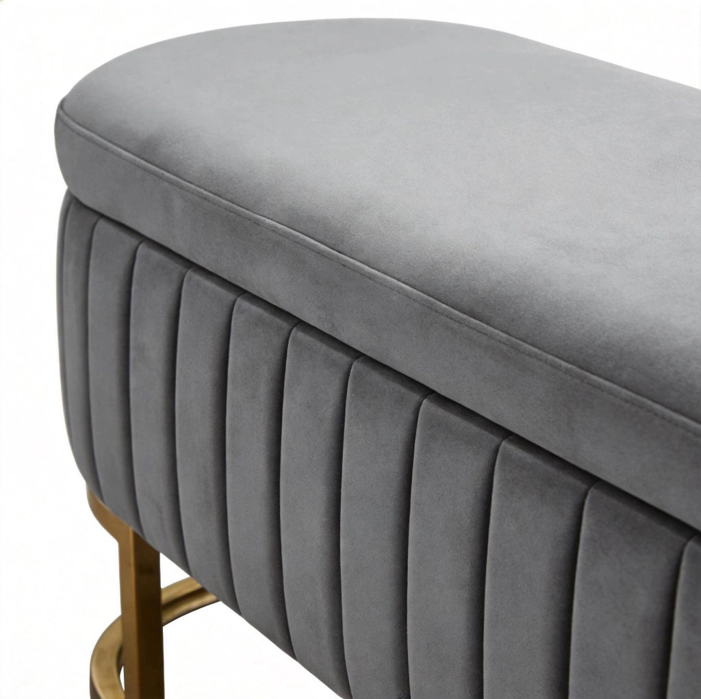 Panca contenitore ULEVR 131x44x31 cm in velluto grigio chiaro con piedi in metallo dorato