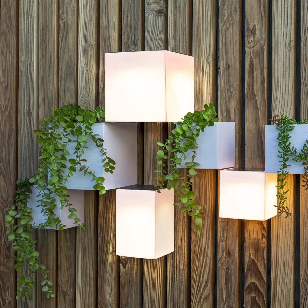 NewGarden E76B3BCF-A596-4FEB-864F-A1286E8CC88B Wally Applique da Parete Solare LED Integrato Sensore Crepuscolare e di Movimento 12x12x18 cm colore Bianco