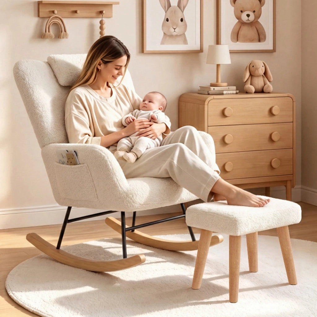 Sedia a dondolo; poltrona relax per soggiorno; poltrona da allattamento con cuscino lombare e tasche laterali; gambe in legno e metallo; Beige