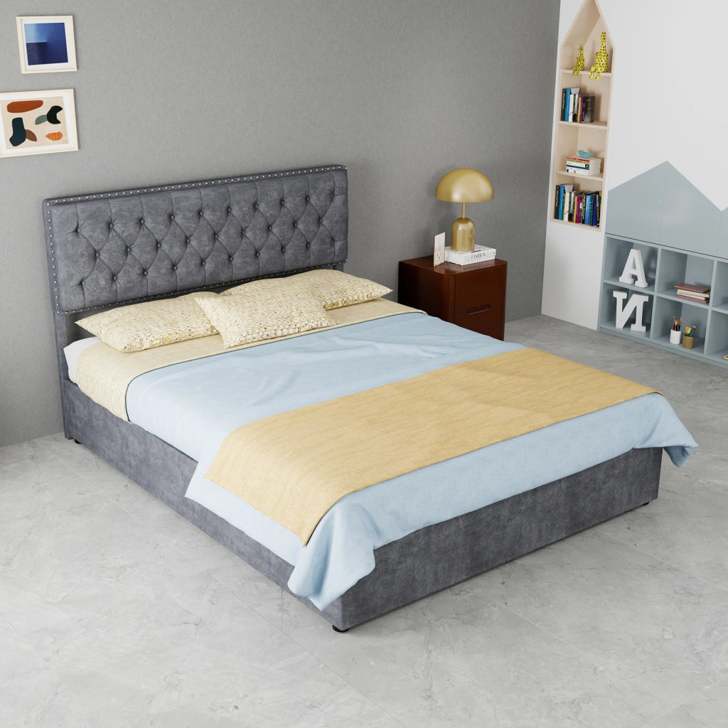 Letto 140 × 200 cm con testiera alta rivestito in velluto grigio con borchie e rete a doghe in legno